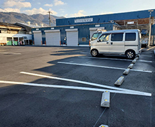 会社外観・駐車場